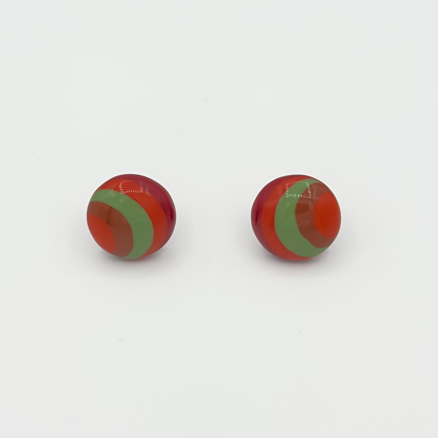 Brinco Redondo com tons de Vermelho