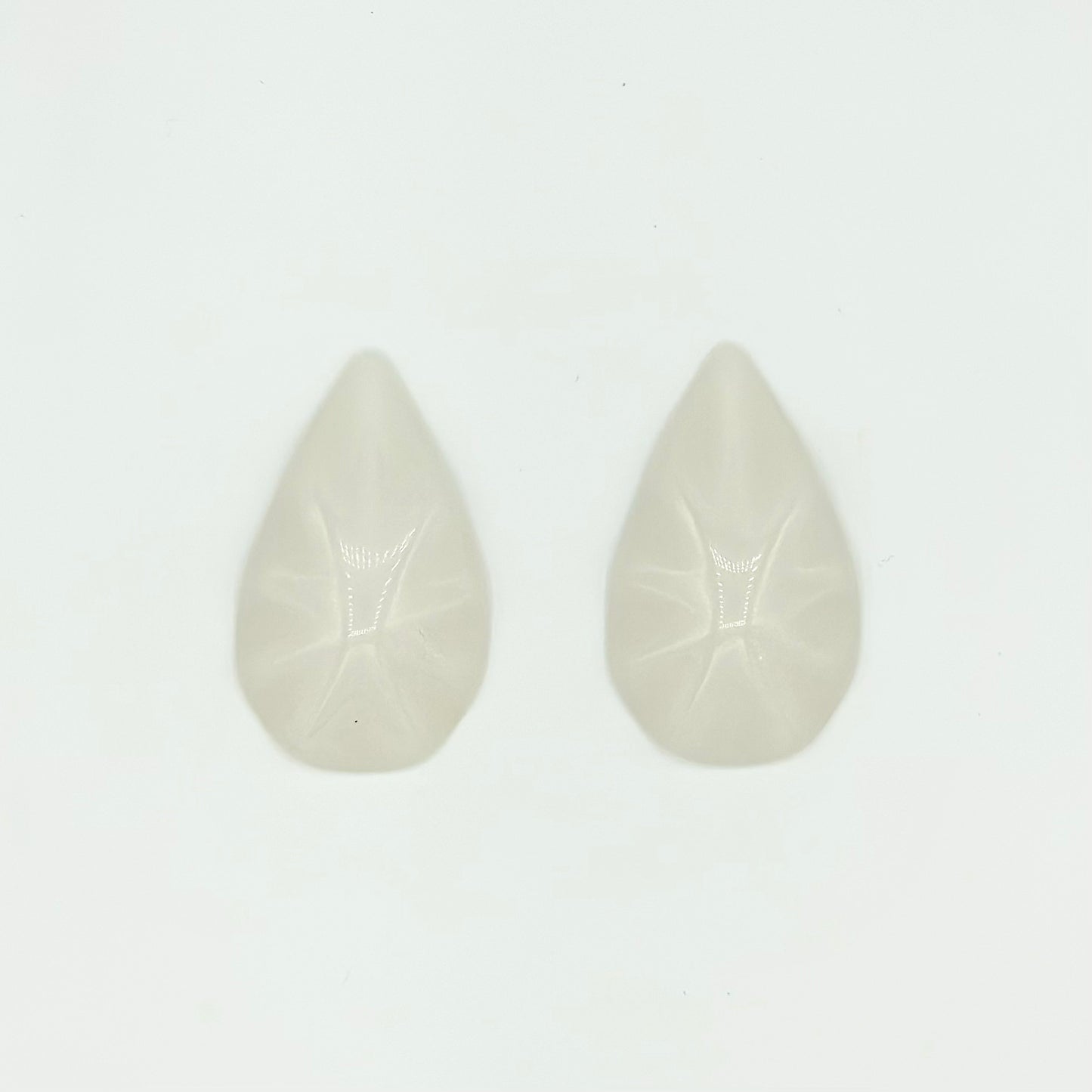 Brinco Gota Branco Grande em Resina - Fridali Shop
