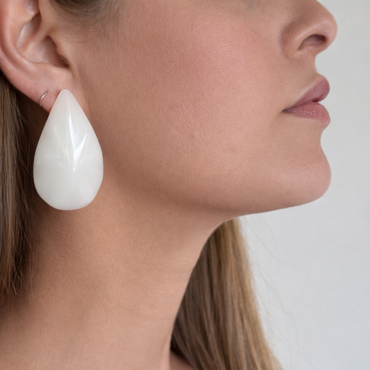 Brinco Gota Branco Grande em Resina - Fridali Shop