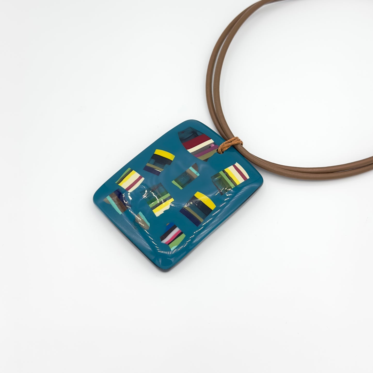 Colar retangular petróleo