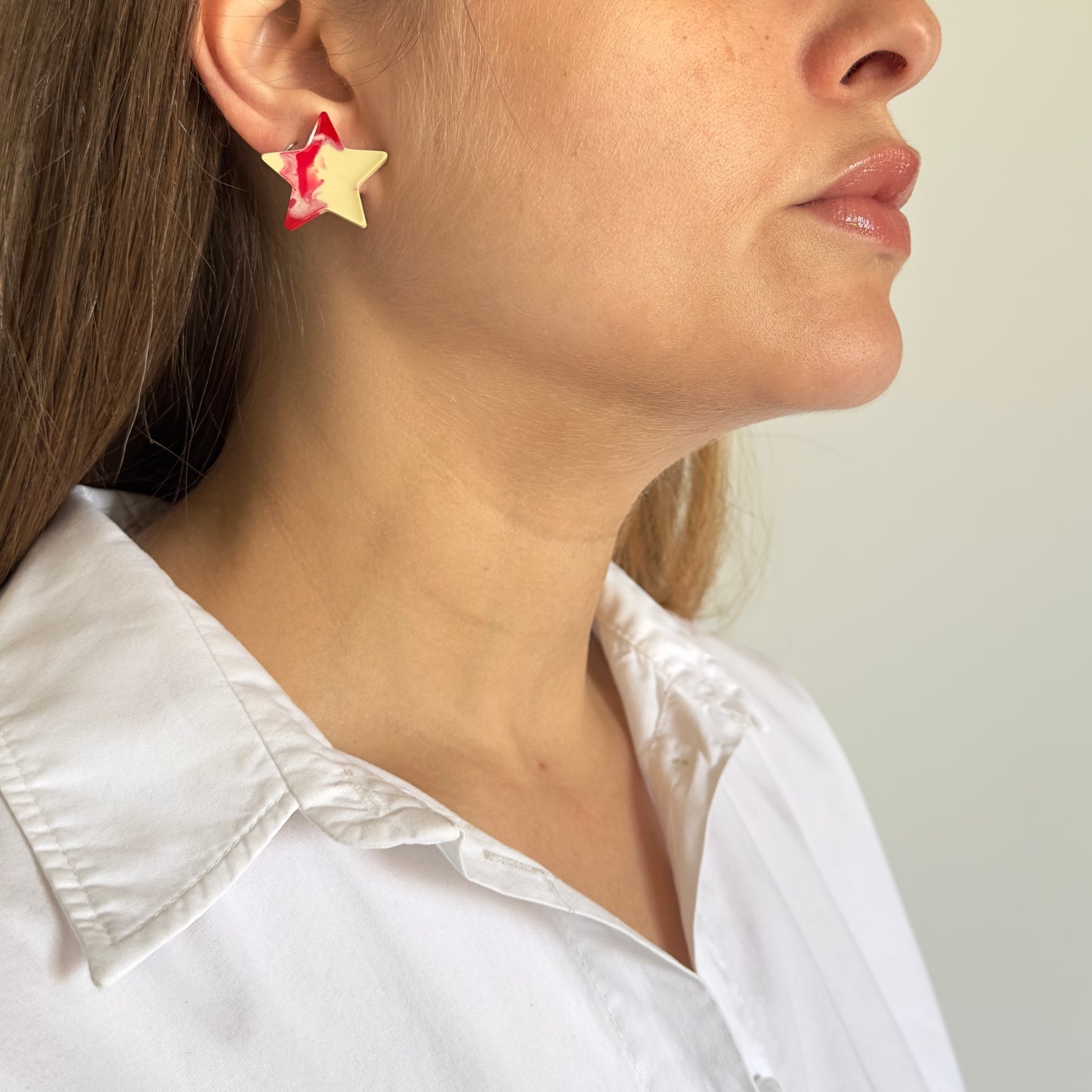 Brinco Estrela Marfim e vermelho
