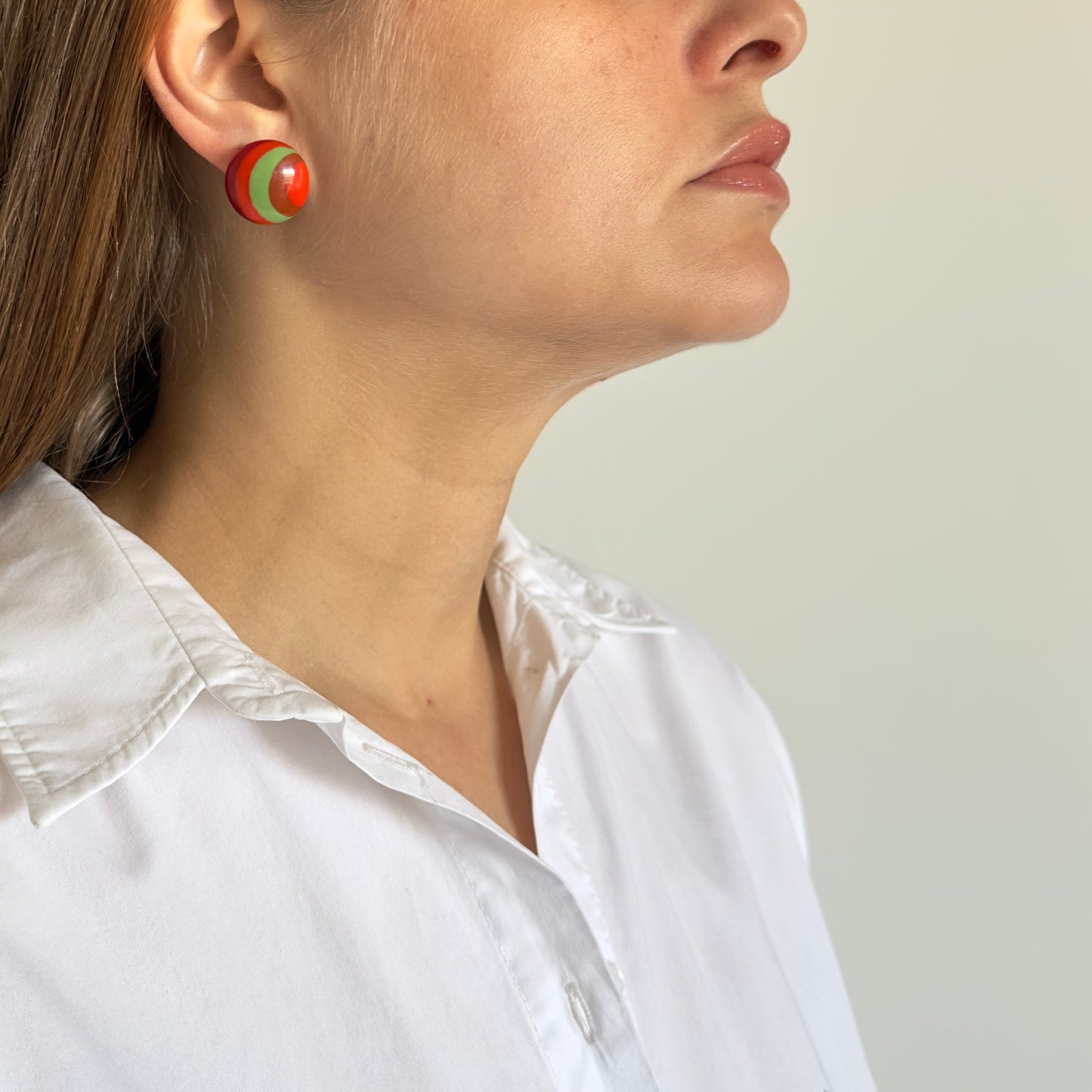 Brinco Redondo com tons de Vermelho