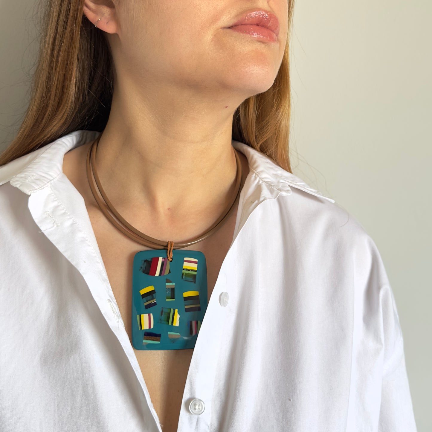 Colar retangular petróleo