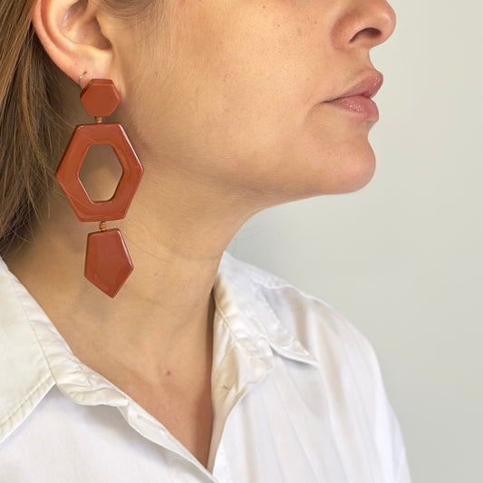 Brinco Statement Geométrico Terracota
