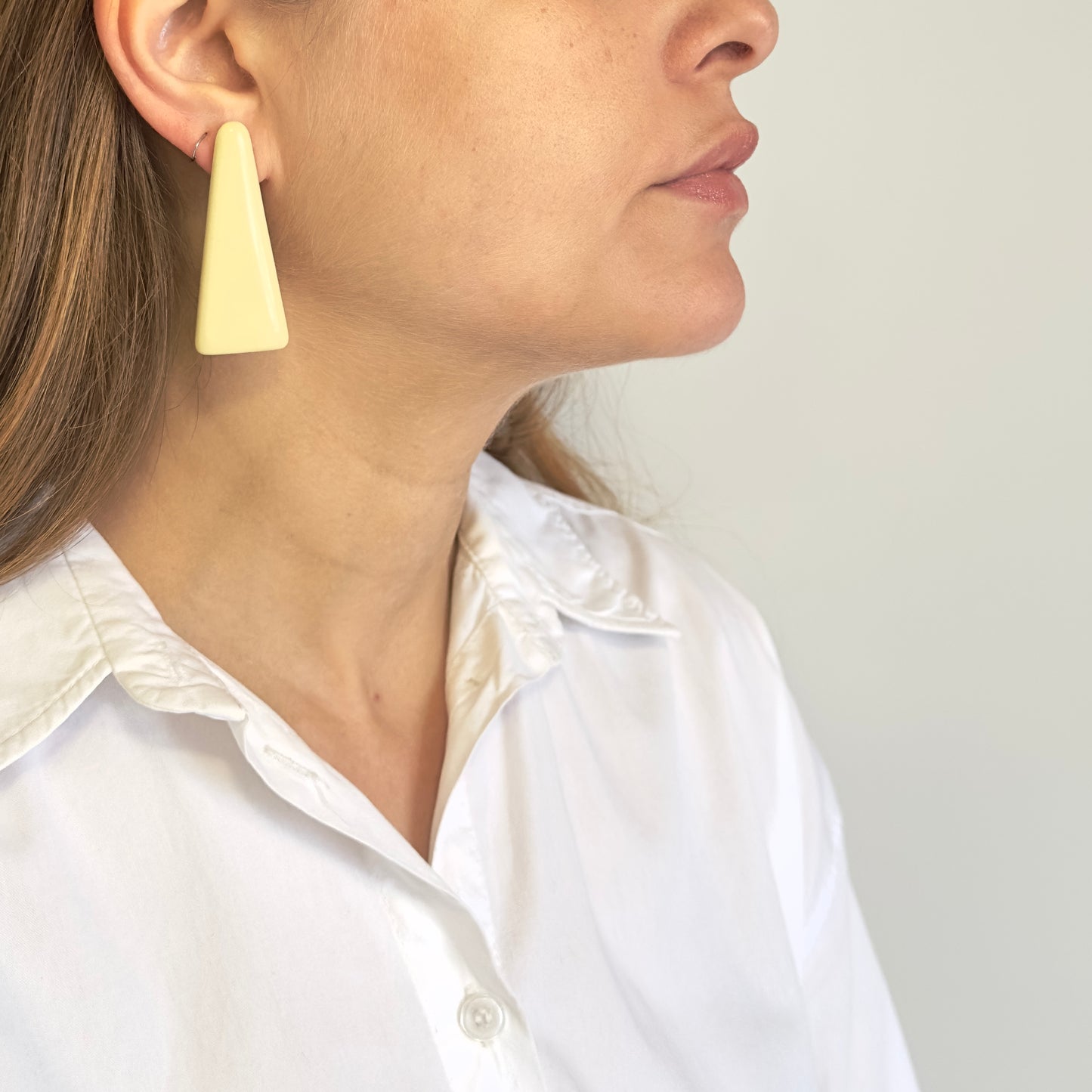 Brinco Triângulo Grande Marfim