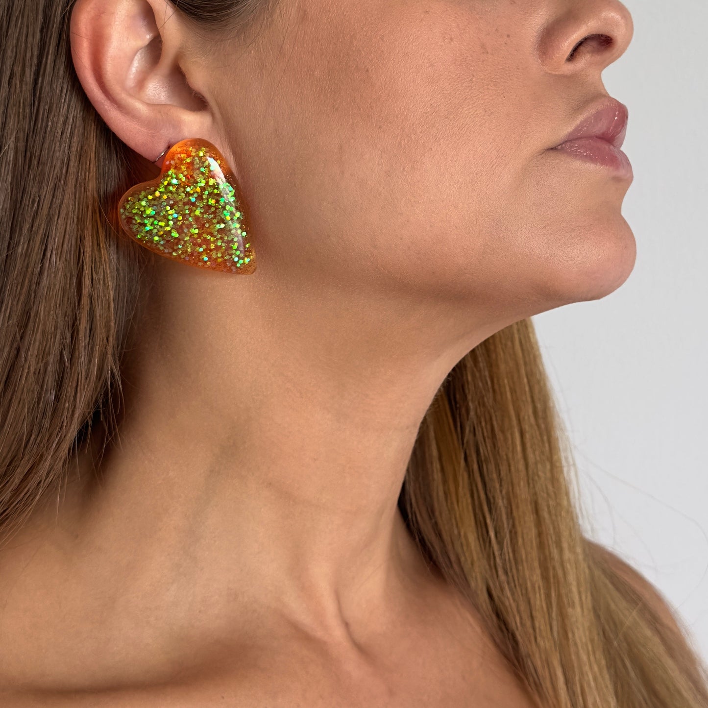 Brinco Corazion laranja vibrante - Fridali Shop