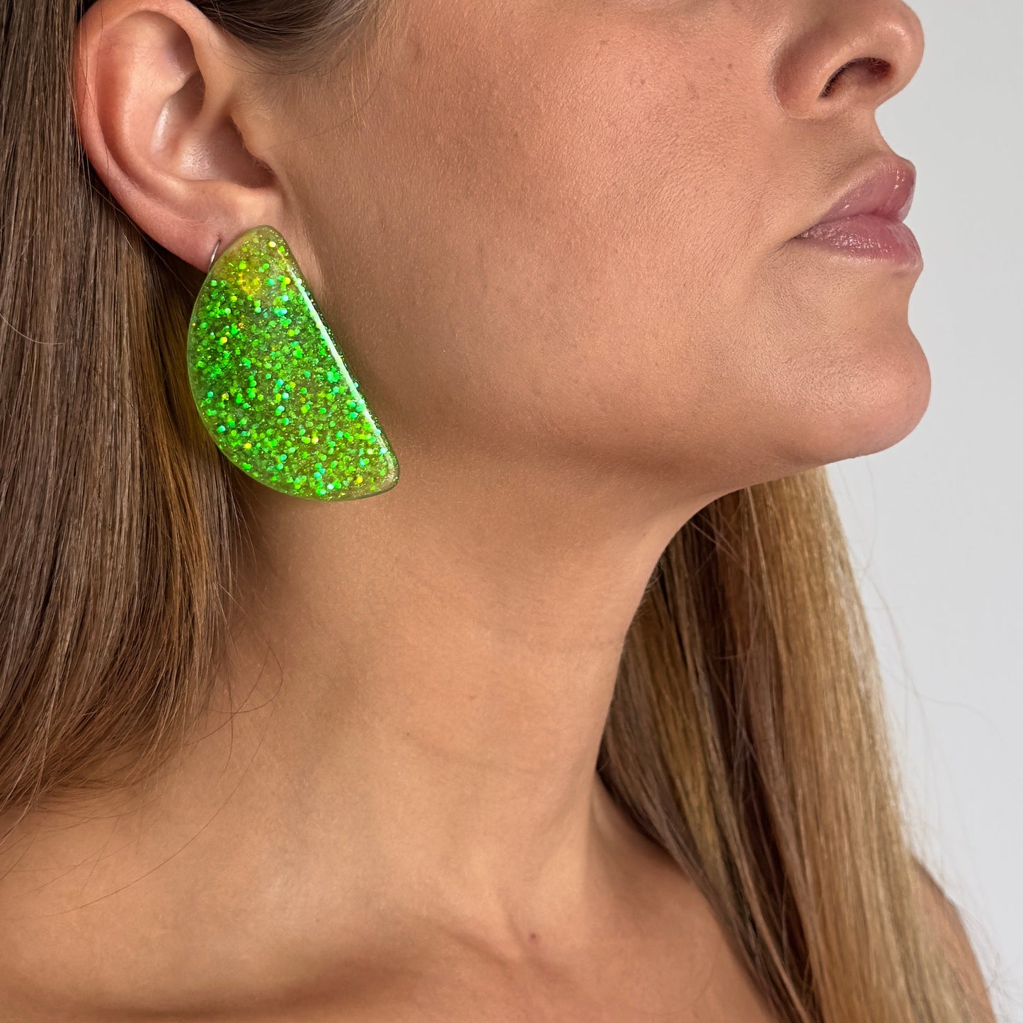 Brinco Meia lua verde vibrante - Fridali Shop