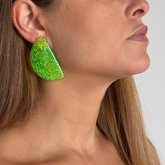 Brinco Meia lua verde vibrante - Fridali Shop
