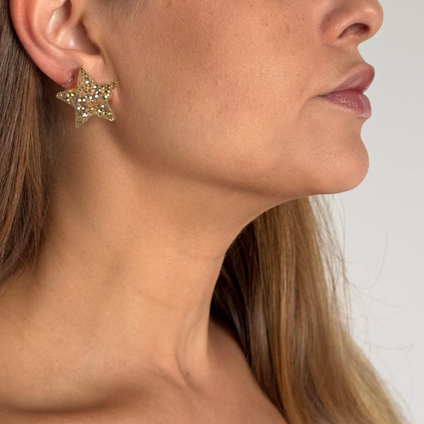 Brinco Estrela Dourada com Glitter - Fridali Shop