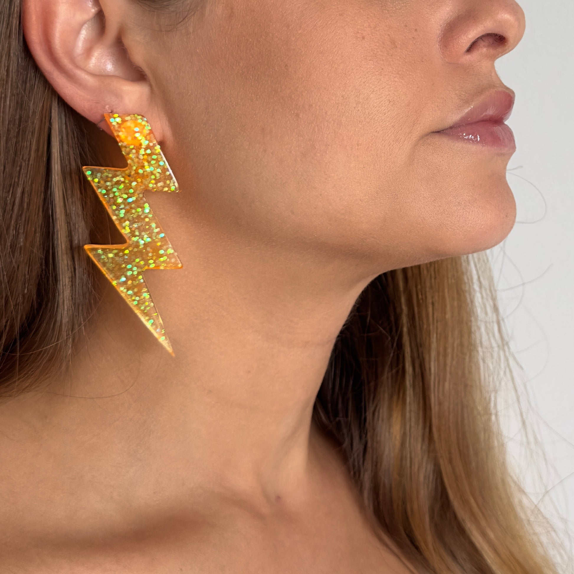 Brinco Raio Laranja Translúcido com Glitter - Fridali Shop