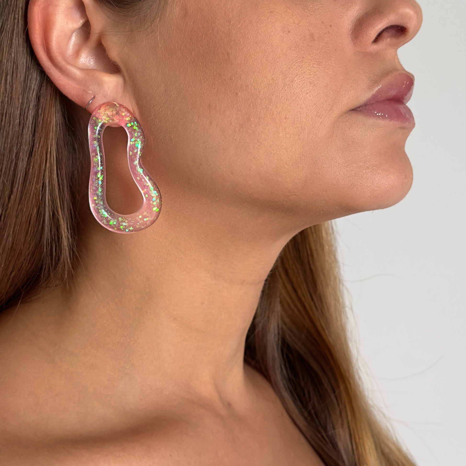 Brinco Orgânico Rosa Translúcido com Glitter - Fridali Shop