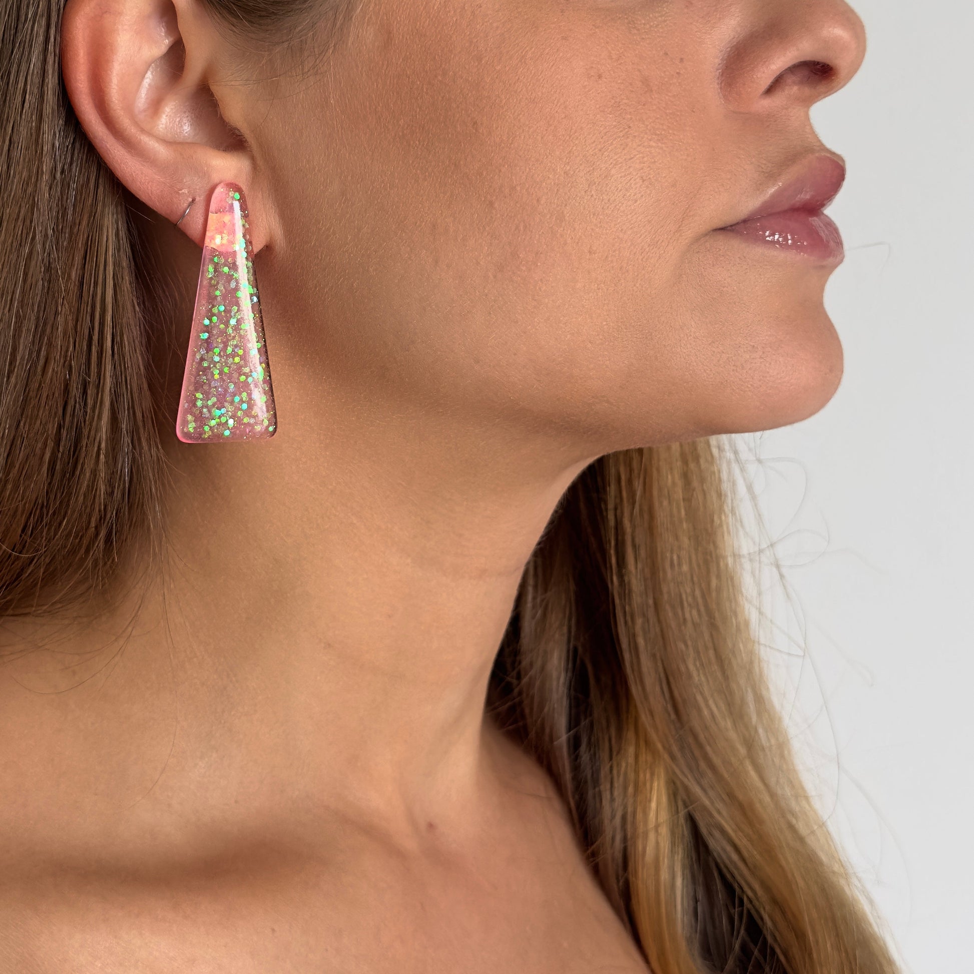 Brinco Pino Rosa Translúcido com Glitter - Fridali Shop