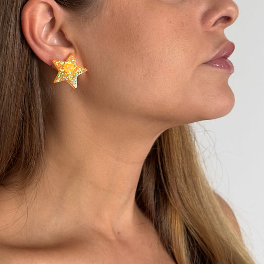Brinco Estrela Laranja Translúcida com Glitter - Fridali Shop