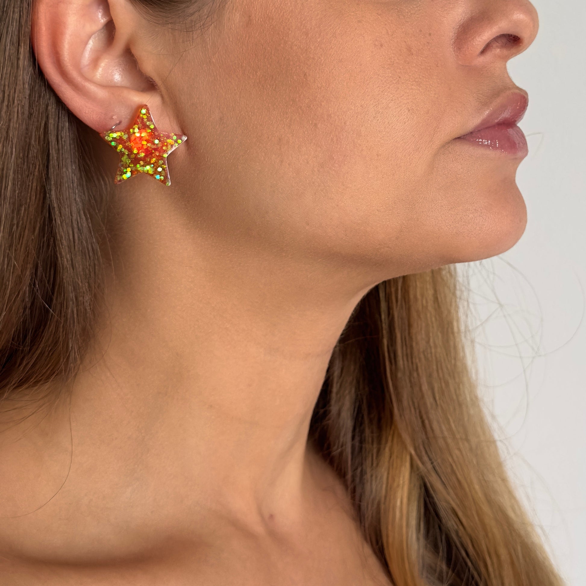 Brinco Estrela Laranja com Glitter - Fridali Shop