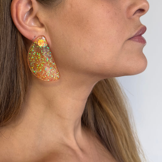 Brinco Meia Lua Laranja vibrante com glitter - Fridali Shop