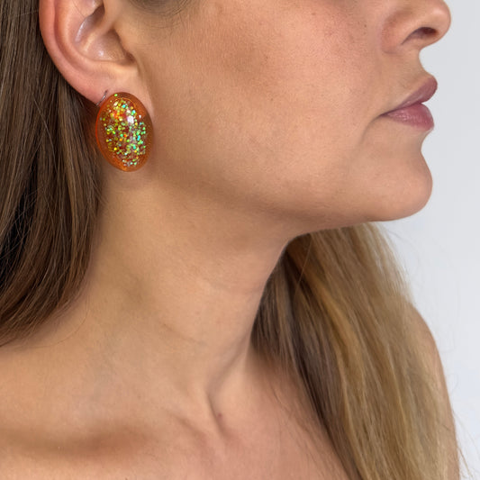 Brinco Oval laranja vibrante com glitter - Fridali Shop