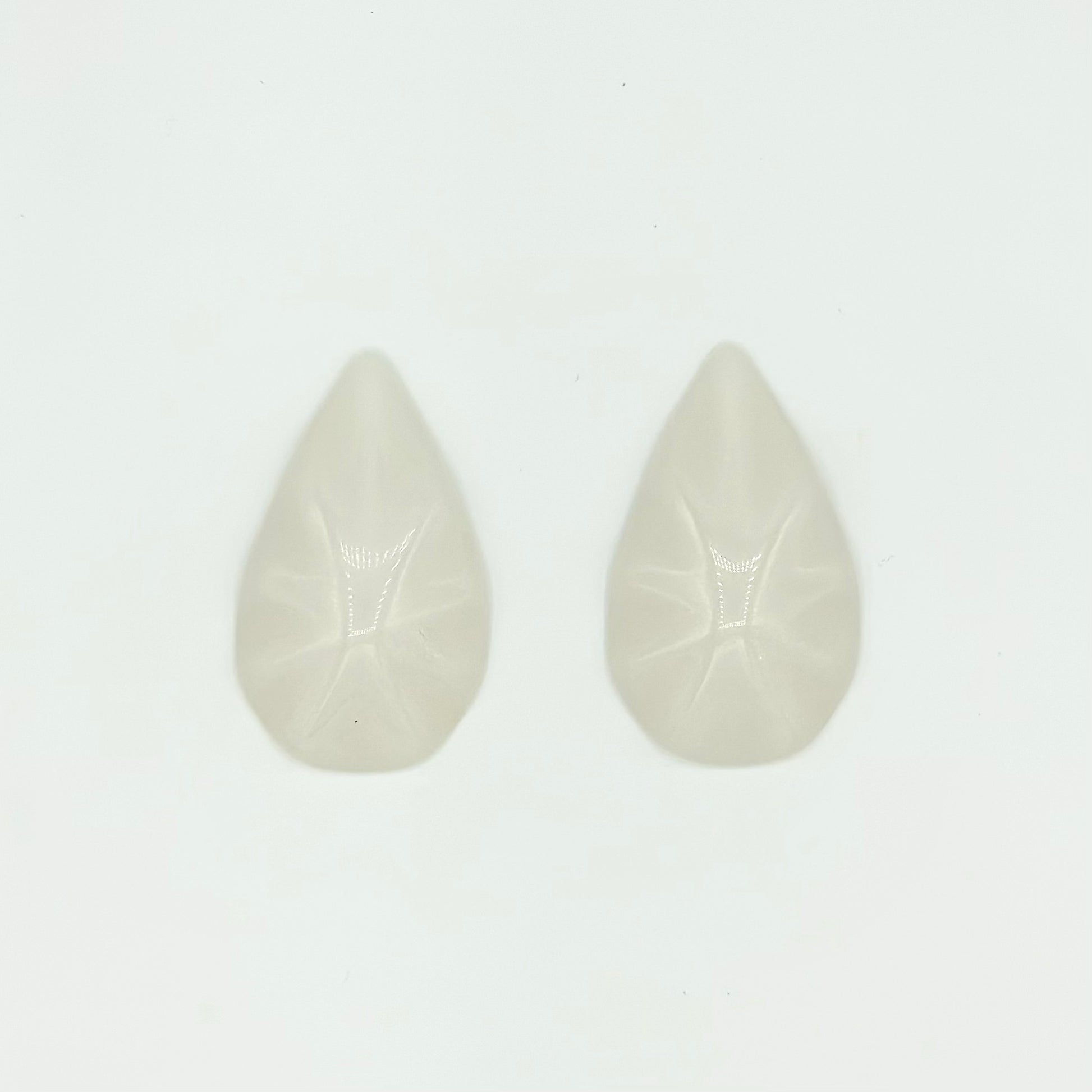 Brinco Gota Branco Grande em Resina - Fridali Shop