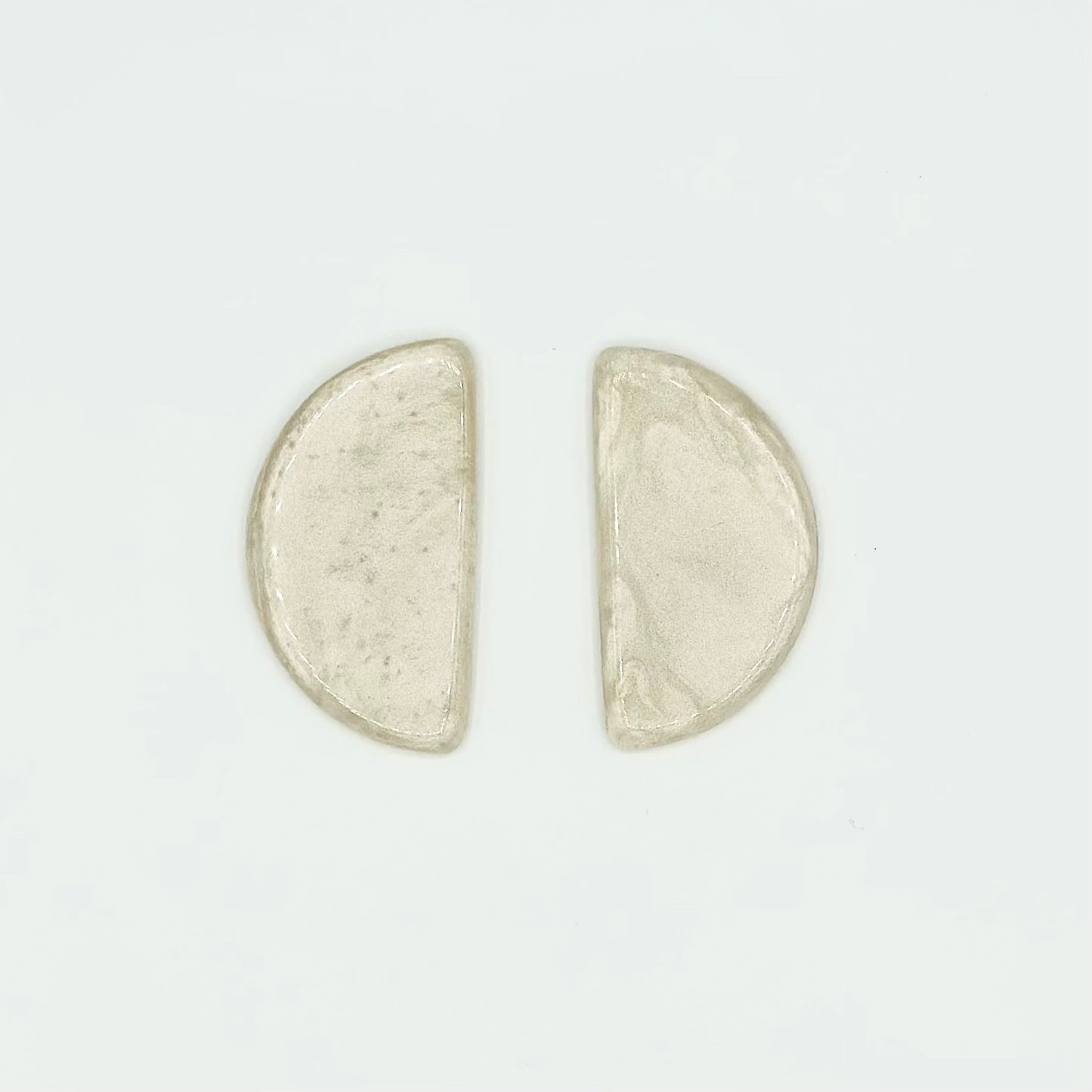 Brinco Meia Lua Branco Perolado - Fridali Shop