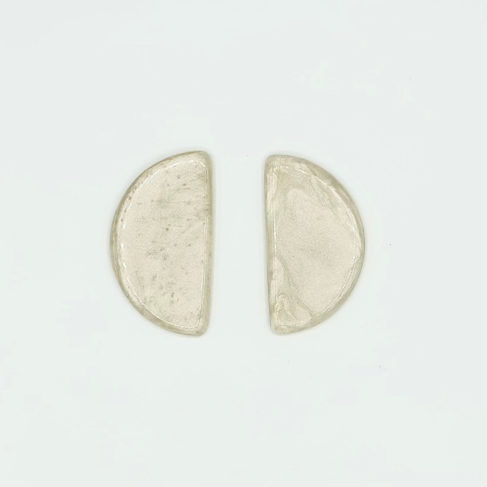 Brinco Meia Lua Branco Perolado - Fridali Shop