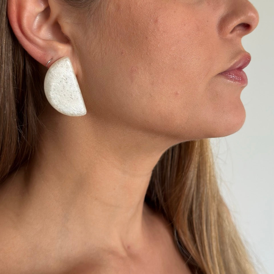Brinco Meia Lua Branco Perolado - Fridali Shop