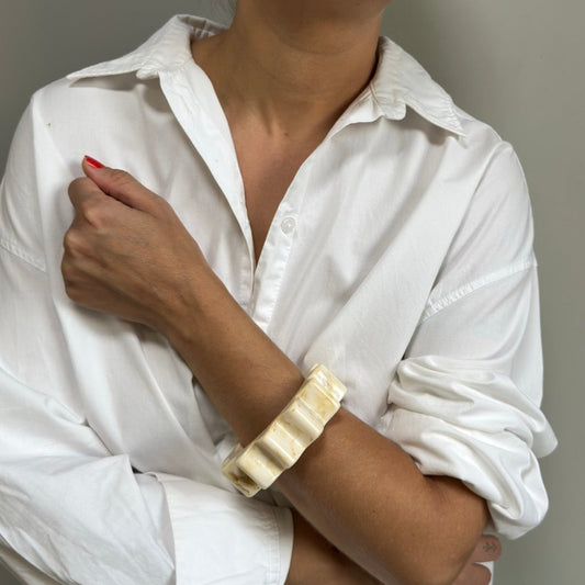 Pulseira Grossa Ondulada Marfim - Fridali Shop